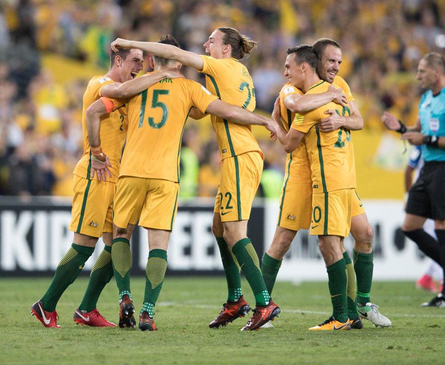 德甲战报：伯克特双响，卡明斯基闪击，法兰克福4-3险胜科隆