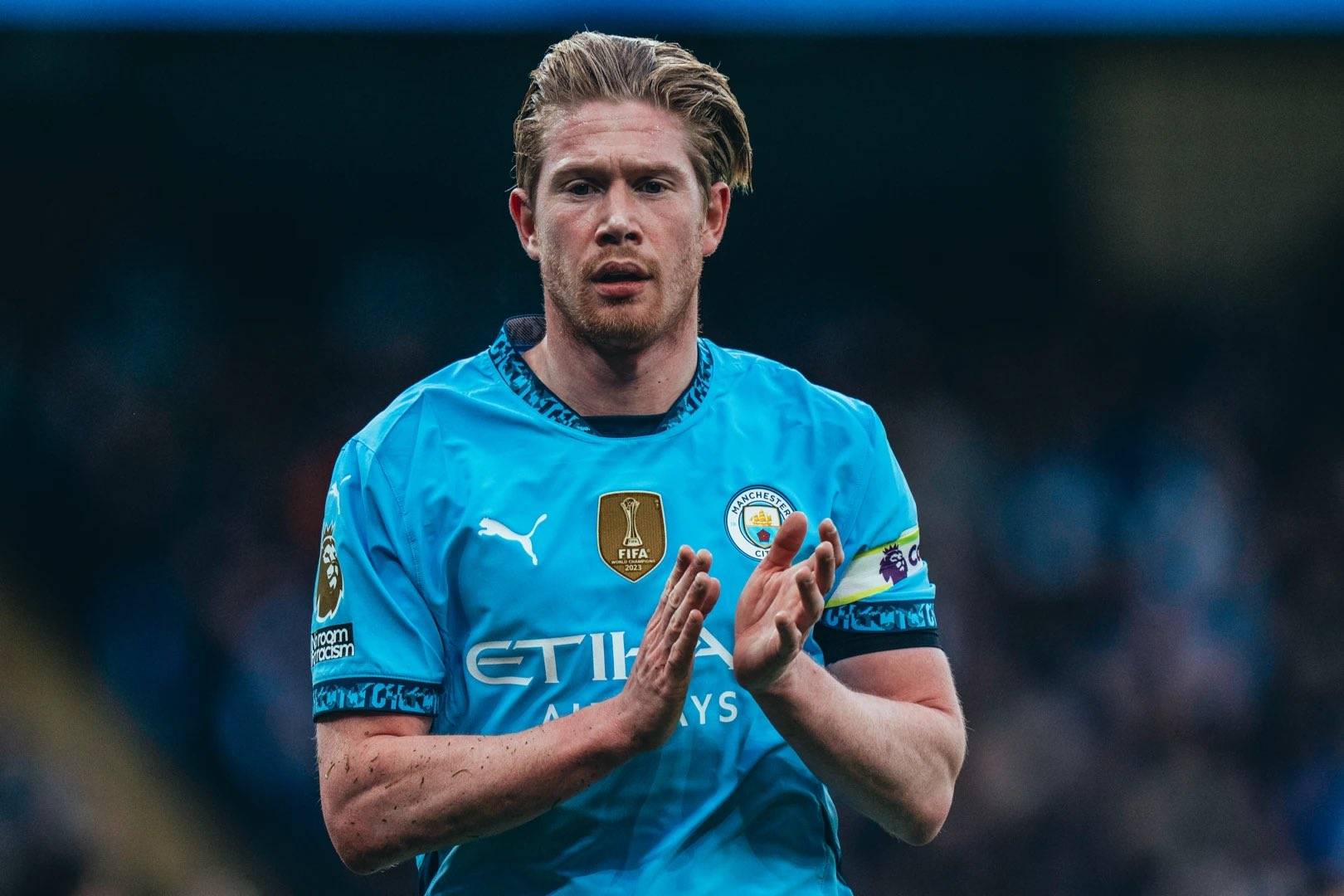 尤文全队和球迷一起出现在登机口，斯帕莱蒂和球迷们友好互动