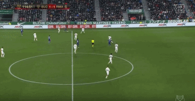 中场核心连续突破防守制造机会